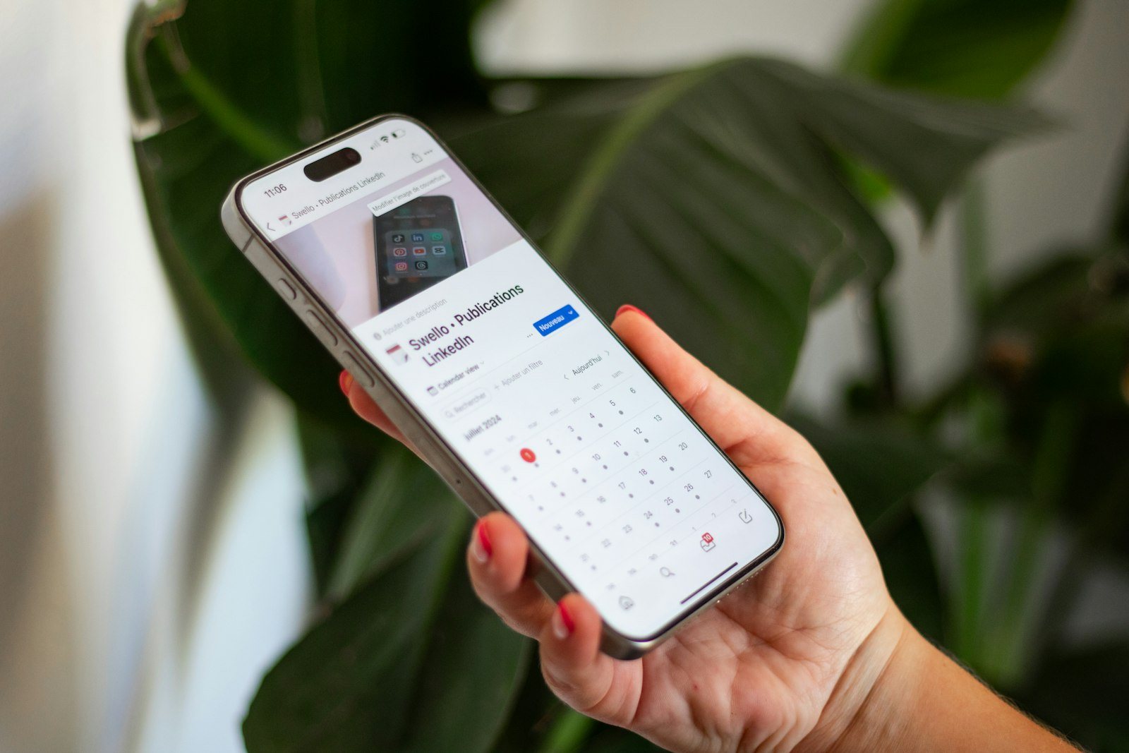 A reminder being set on a mobile phone