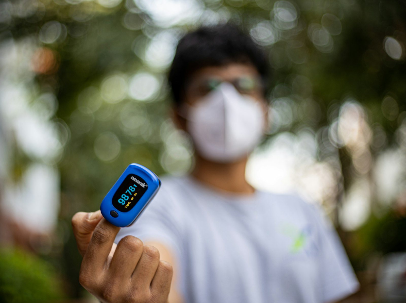 A fingertip pulse oximeter being used